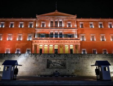 Στα πορτοκαλί φωταγωγήθηκε η Βουλή